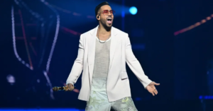 ¡La rompe! Romeo Santos vuelve al primer lugar y supera su propio récord en Billboard con “Lokita por mí”